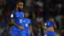 Striker Prancis, Alexandre Lacazette, tampak kecewa usai ditahan imbang Luksemburg pada laga Kualifikasi Piala Dunia 2018 di Stadion Municipal, Toulouse, Minggu (3/9/2017). Kedua negara bermain imbang 0-0. (AFP/Franck Fife)