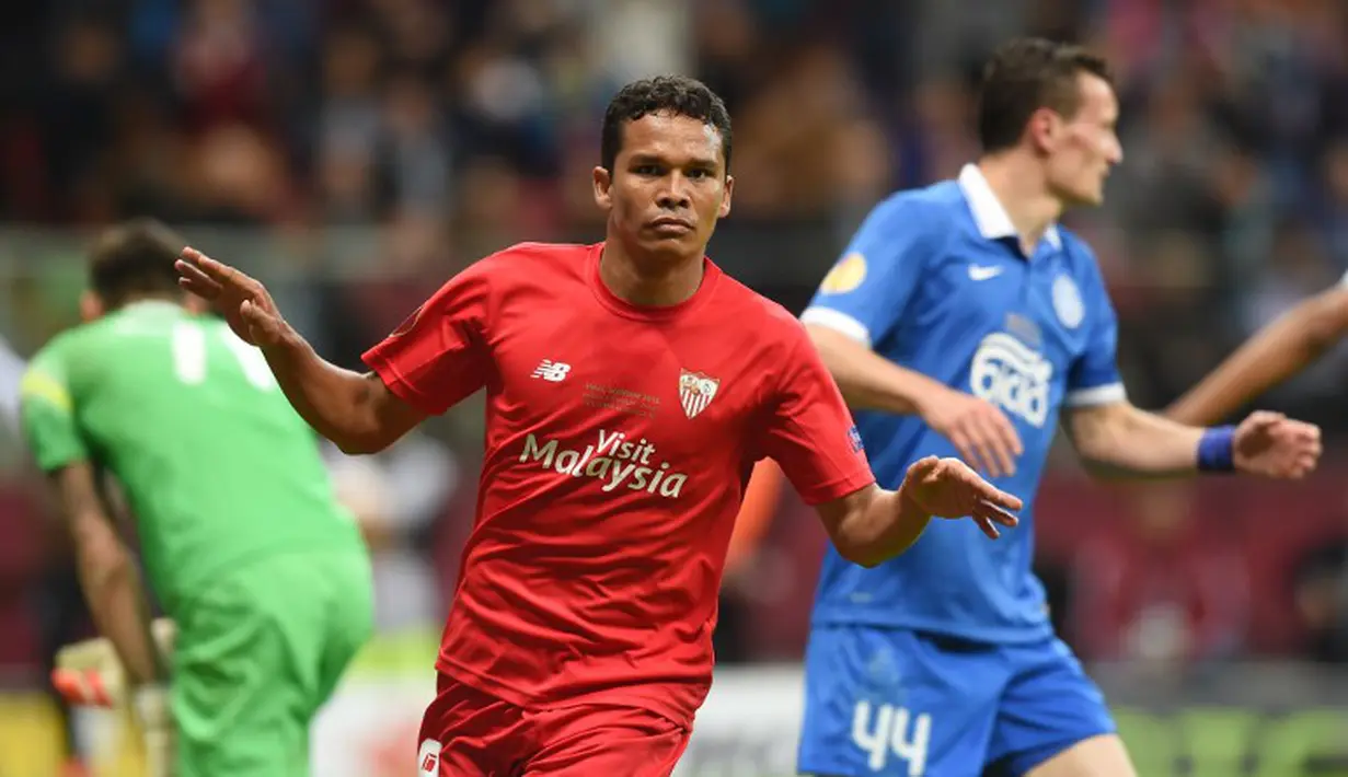 Carlos Bacca menjadi pahlawan Sevilla dengan mencetak dua gol.  (AFP PHOTO/PIOTR HAWALEJ)
