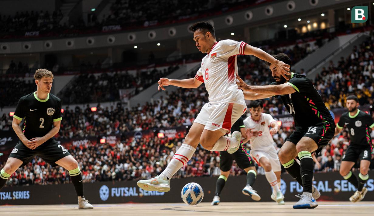 <p>Pemain Timnas Futsal Indonesia, Samuel Eko memberikan umpan back heel dalam laga uji coba melawan Australia di Indonesia Arena, Senayan, Jakarta, Sabtu (01/11/2025). (Bola.com/Bagaskara Lazuardi)</p>