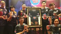 EVOS Esports menjadi satu dari dua tim Esports Indonesia yang mendapatkan dukungan berupa kerja sama dengan Pop Mie yang diresmikan di Indofood Tower, Jakarta, Selasa (26/2/2019). (Bola.com/Benediktus Gerendo Pradigdo)