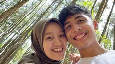 Dalam liburannya ke Jogja, komika satu ini mengajak sang istri ke Hutan Pinus, Mangunan. Salah satu lokasi ecowisata yang cukup populer, dalam liburannya ini keduanya pun membagikan potret mesranya bersama. Bahkan saat menyaksikan kawanan burung yang melintas, aksi spontan Alca pun banyak menuai tanggapan netizen. (Liputan6.com/IG/@bintangemon)
