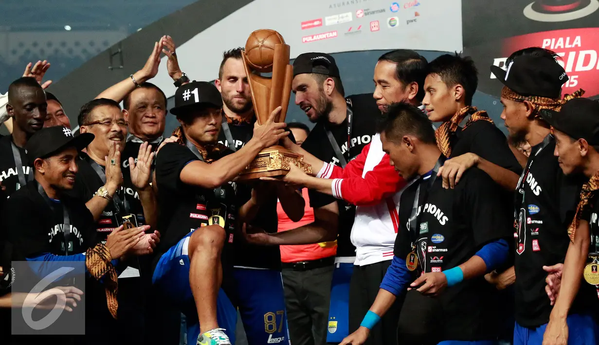 Presiden Jokowi memberikan trofi juara Piala Presiden kepada kapten Persib, Atep di Stadion Utama Gelora Bung Karno, Jakarta, Minggu (18/10/2015). Persib berhasil mengalahkan Sriwijaya FC Palembang dengan skor 2-0. (Liputan6.com/Yoppy Renato)