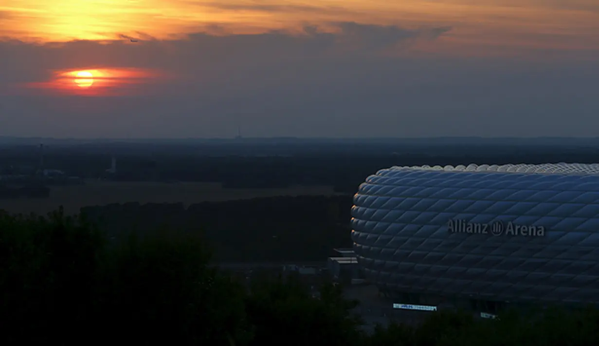 Suasana keindahan matahari tenggelam yang terlihat dari sekitar Allianz Arena di Munich, Jerman, Rabu (12/8/2015). (Reuters/Michaela Rehle)