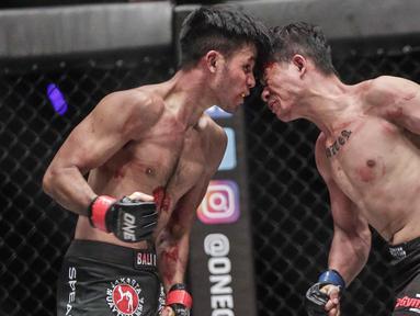 Dua petarung Indonesia, Rizki Umar (kiri) dan petarung Arnol Batubara (kanan) saat berlaga pada partai pertama dalam One Championship di Jakarta, Sabtu (20/1). Rizki Umar menang pada partai pertama One Championship. (Liputan6.com/Faizal Fanani)