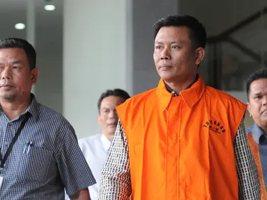 Mantan anggota DPRD Sumut Muslim Simbolon usai menjalani pemeriksaan di Gedung KPK, Jakarta, Senin (9/7). Muslim tampak mengenakan rompi tahanan KPK. (Merdeka.com/Dwi Narwoko)