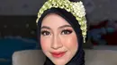 Pulasan makeup flawless nuansa coral membuat wajah kakak Abidzar Al Ghifari itu makin segar.  [@rasya_shakira/@vivithalib]