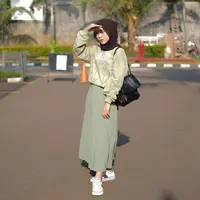 Solusi tampil modis adalah pilih warna atasan dan bawahan yang serupa, seperti style Lesti kejora ini. (Instagram/lestykejora).