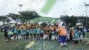 Para pemain dari SDN Pulogebang 13, SDN Gedong 03, SDN Kalisari 01, dan SDN Mekarjaya 12 berselebrasi setelah laga final MilkLife Soccer Challange Jakarta 2025 yang berlangsung di Kingkong Soccer Arena, Cijantung, Jakarta Timur pada Minggu (04/05/2025). (Bola.com/Bagaskara Lazuardi)