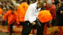 Pelatih Liverpool, Juergen Klopp melakukan selebrasi usai anak asuhannya mencetak gol di perempat final UEFA Europa League di stadion Anfield, Inggris, (14/4). Drama 7 gol tercipta di pertandingan ini. (Reuters / Carl Recine)