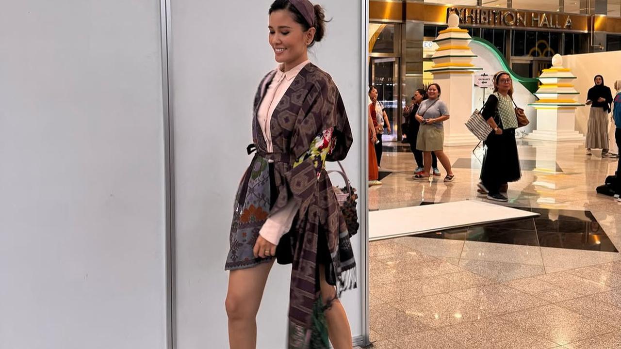 Pesona Titi Radjo Padmaja saat Kenakan Batik dengan Berbagai Model, Super Elegan dan Kasual