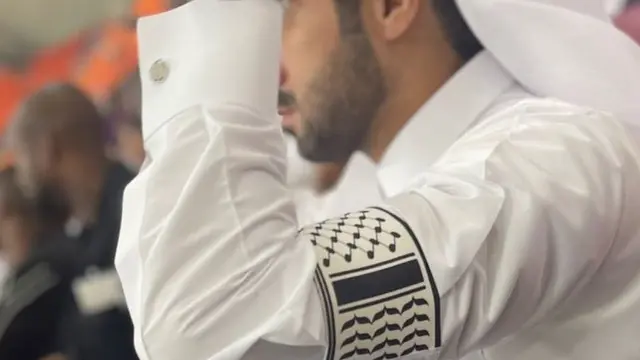 Warga Qatar mengenakan ban kapten kafiyeh Palestina untuk melawan kampanye Onelove LGBT. (Foto: @Fakta Bola Twitter)