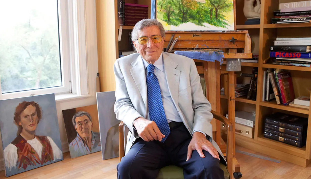 “Tony Bennett, yang lahir dengan nama Anthony Dominick Benedetto di Astoria, Queens pada 3 Agustus 1926, telah meninggal dunia di kampung halamannya di New York City pada usia 96 hari ini,” begitu pernyataan kabar duka Tony Bennett meninggal dunia. (Photo by Amy Sussman/Invision/AP Images, File)