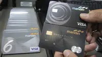  Petugas menunjukkan desain terbaru kartu kredit Bank Mandiri sebelum dilakukan pencetakan di Jakarta, Rabu (20/1). Bank Indonesia memperkirakan pengguna kartu kredit di Indonesia pada tahun 2016 mencapai 16 juta pengguna. (Liputan6.com/Angga Yuniar)