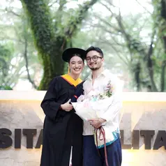 Aktor muda itu terlihat membawa buket bunga bernuansa pastel sambil berpose hangat bersama Mawar di area kampus. [@bryandomani].