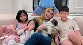 Beginilah potret kehangatan cucu Rieta Amilia saat membersamai Lily. Adik baru Rafathar dan Rayyanza ini jadi sepupu baru Ansaira Maisadipta dan Aruni Damina Tamin. (Liputan6.com/IG/@rieta_amilia)