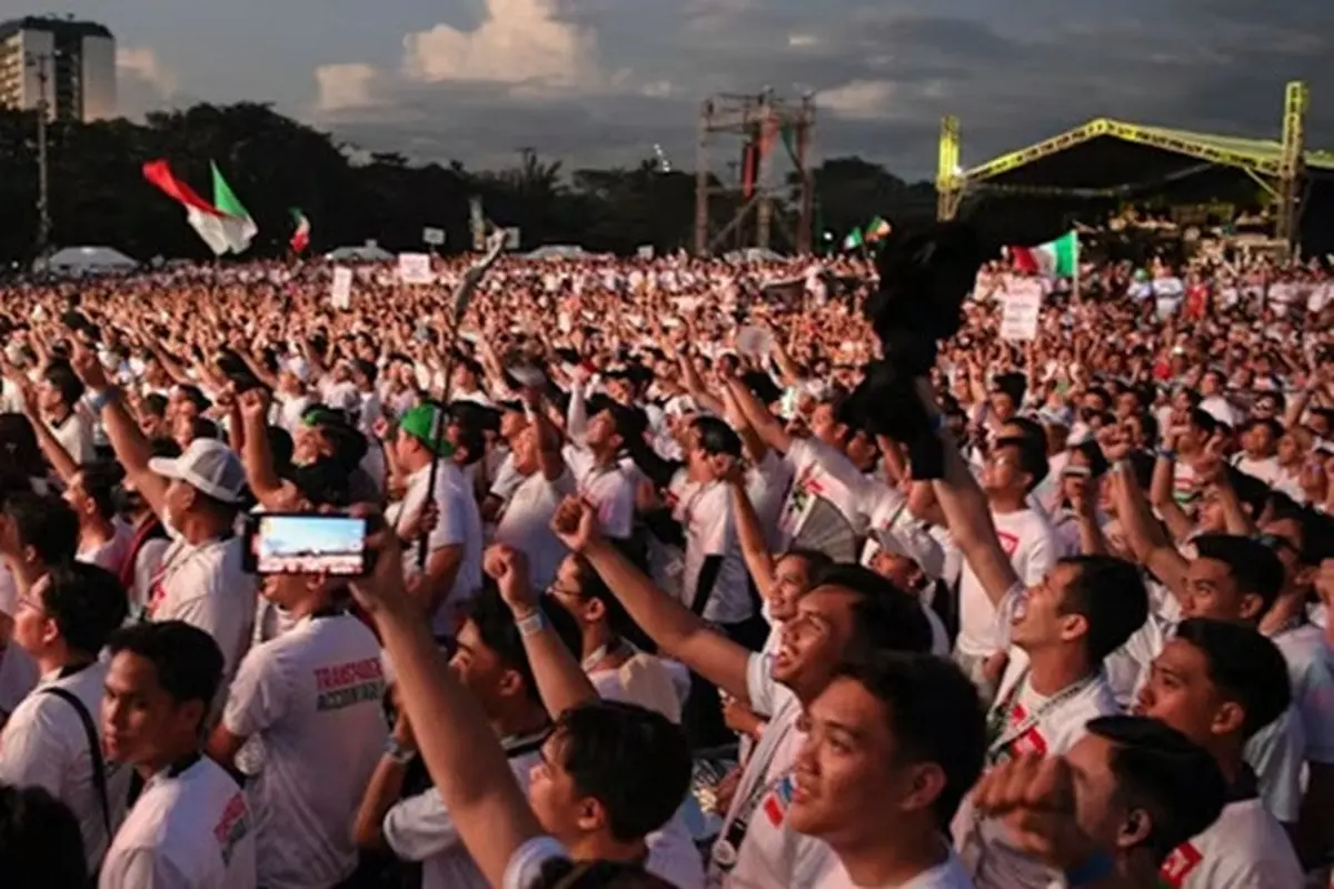 Anggota organisasi keagamaan Iglesia Ni Cristo (INC) mengepalkan tangan sambil meneriakkan slogan-slogan saat mengikuti aksi unjuk rasa antikorupsi di sebuah taman di Manila, Filipina, pada 17 November 2025.