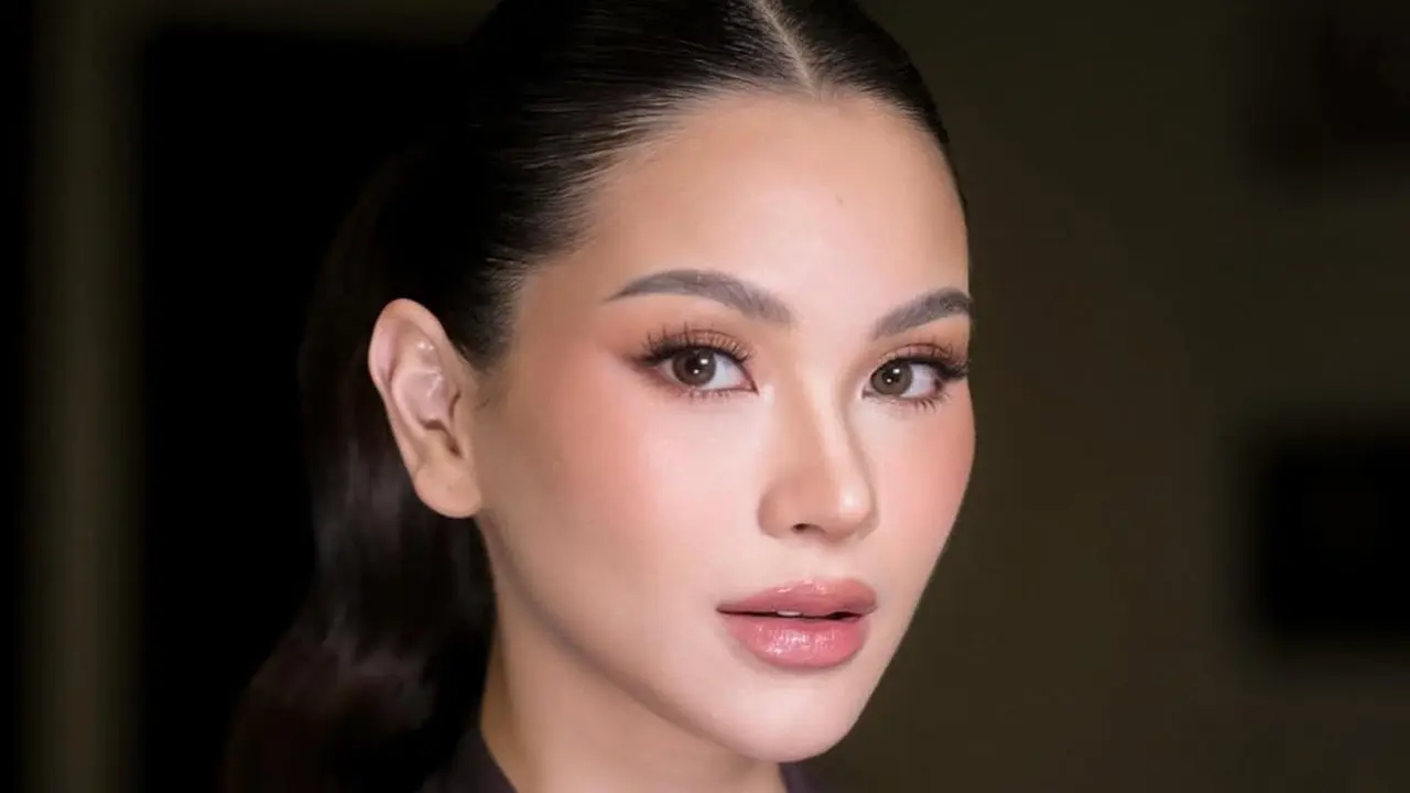 Pancarkan Pregnancy Glow, Pesona Bumil Alyssa Daguise Dipulas Soft Glam Makeup Look