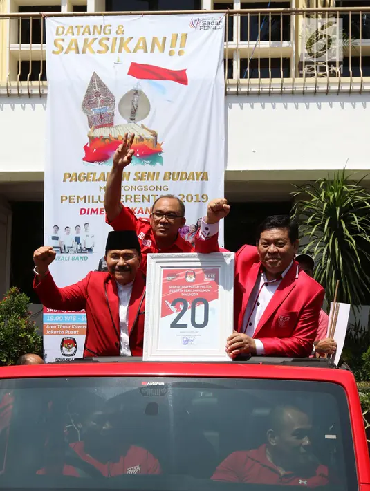 Ketua Umum PKPI AM Hendropriyono memegang plakat nomor urut 20 sambil mengepalkan tangan ke atas saat meninggalkan kantor KPU, Jakarta, Jumat (13/4). PKPI resmi menjadi partai peserta pemilu dengan nomor urut 20. (Liputan6.com/Angga Yuniar)