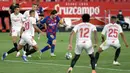 Striker Barcelona, Lionel Messi, berusaha melewati pemain Sevilla dalam laga lanjutan La Liga Spanyol, Sabtu (20/6/2020) dini hari WIB. Barcelona bermain imbang 0-0 atas Sevilla. (AFP/Cristina Quicler)