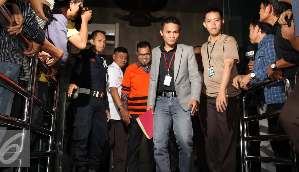 Bupati Empat Lawang Budi Antoni Aljufri keluar dari gedung KPK usai menjalani pemeriksaan, Jakarta, Senin (6/7/2015). Budi resmi ditahan bersama istrinya karena diduga menyuap mantan Ketua MK, Akil Mochtar. (Liputan6.com/Helmi Afandi)