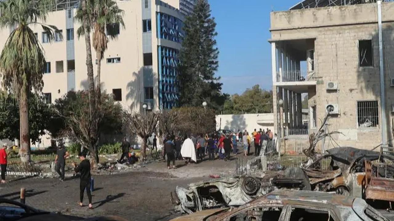 Juru bicara pertahanan sipil di Gaza, Mahmoud Bassal mengatakan "pembantaian" ini menyebabkan lantai rumah sakit dipenuhi mayat.<br>