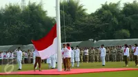 Ribuan kader Partai Gerindra melakukan upacara pengibaran bendera HUT RI ke-70 di Lapangan Nusantara Polo Club, Bogor, Jawa Barat, Senin (17/8/2015). Upacara dipimpin langsung Ketua Umum Partai Gerindra, Prabowo Subianto. (Liputan6.com/Helmi Fithriansyah)