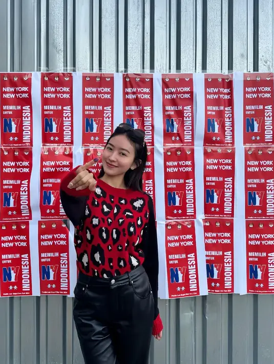 Natasha Wilona juga menggunakan hak suaranya ketika berada di New York. Ia tampil chic dengan sweater rajut bercorak totol-totol abstrak berwarna merah-hitam-putih, dipadunya dengan celana kulit berwarna hitam. [Foto: Instagram/natashawilona12]