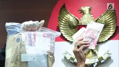 Petugas KPK menunjukan barang bukti uang tersangka penerimaan suap Dirjen Perhubungan Laut (Hubla) A Tonny Budiono dan Adiputra Kurniawan sebesar Rp 20,74 miliar saat konfrensi pers di Gedung KPK, Kamis (24/08). (Liputan6.com/Helmi Afandi)