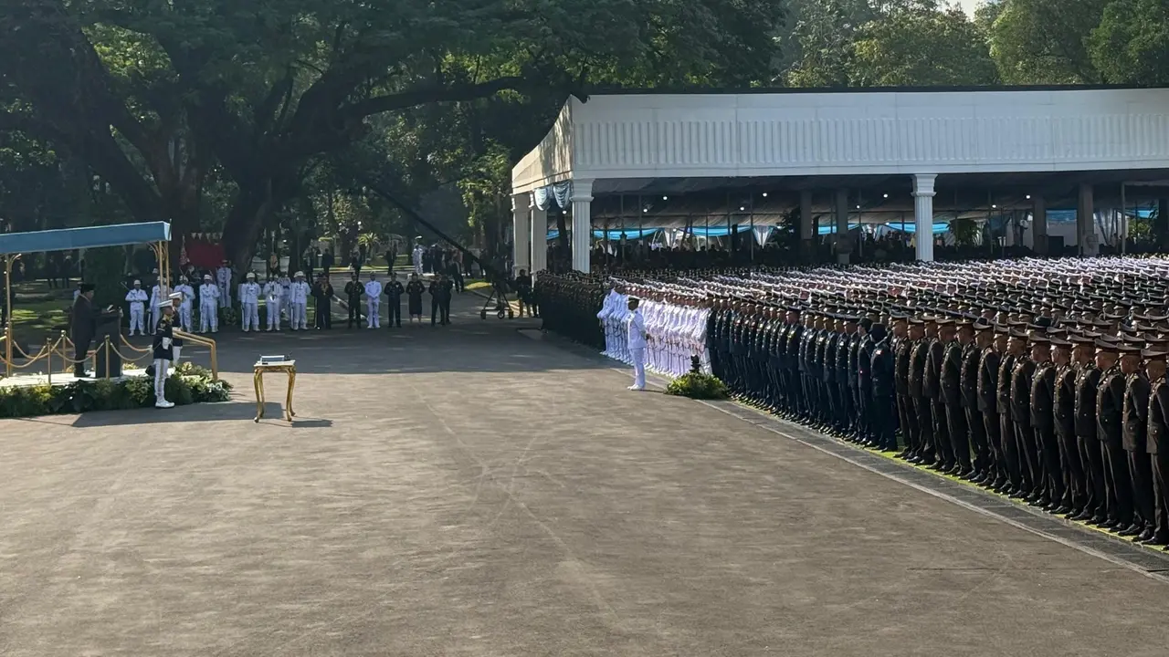 Presiden Prabowo Subianto memberikan penghargaan Adhi Makayasa kepada delapan perwira TNI dan Polri yang merupakan lulusan terbaik tahun 2025 di halaman Istana Merdeka Jakarta.