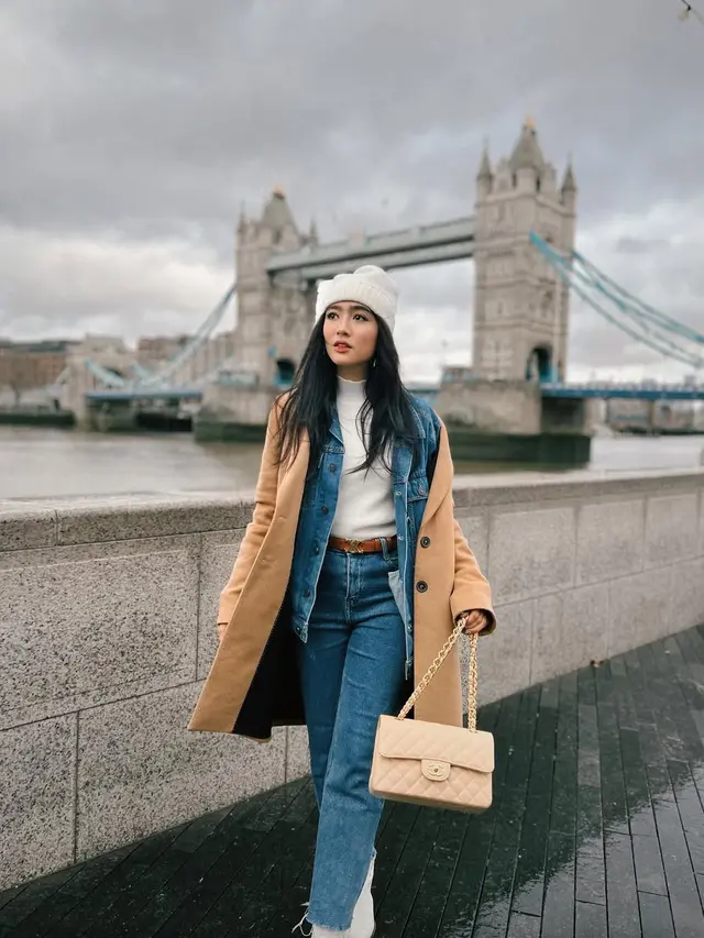 Potret Febby Rastanty Padu Padankan Long Coat Saat Berlibur ke Luar Negeri, Stylish dan Elegan
