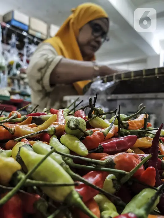 Aktivitas pedagang kebutuhan pokok di Pasar Pos Pengumben, Jakarta, Minggu (6/3/2022). Kenaikan harga kebutuhan pokok ditengarai karena tingginya kebutuhan tidak diimbangi dengan jumlah ketersediaan. (Liputan6.com/Johan Tallo)