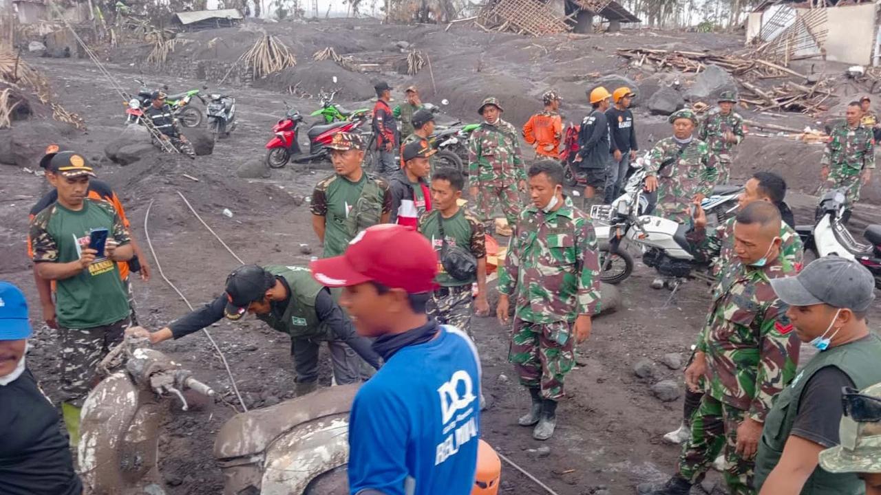 Foto: Penanganan Darurat Erupsi Semeru di Pronojiwo Diperkuat Lewat Operasi Terpadu