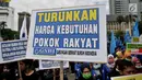 Peserta aksi dari sejumlah elemen buruh membawa poster bertuliskan tuntutan dalam peringatan Hari Buruh Sedunia di kawasan Jakarta, Rabu (1/5/2019). Buruh dari berbagai daerah di Jabodetabek serentak turun ke jalan menuju Istana Negara untuk menyuarakan 7 tuntutan. (merdeka.com/Iqbal S Nugroho)