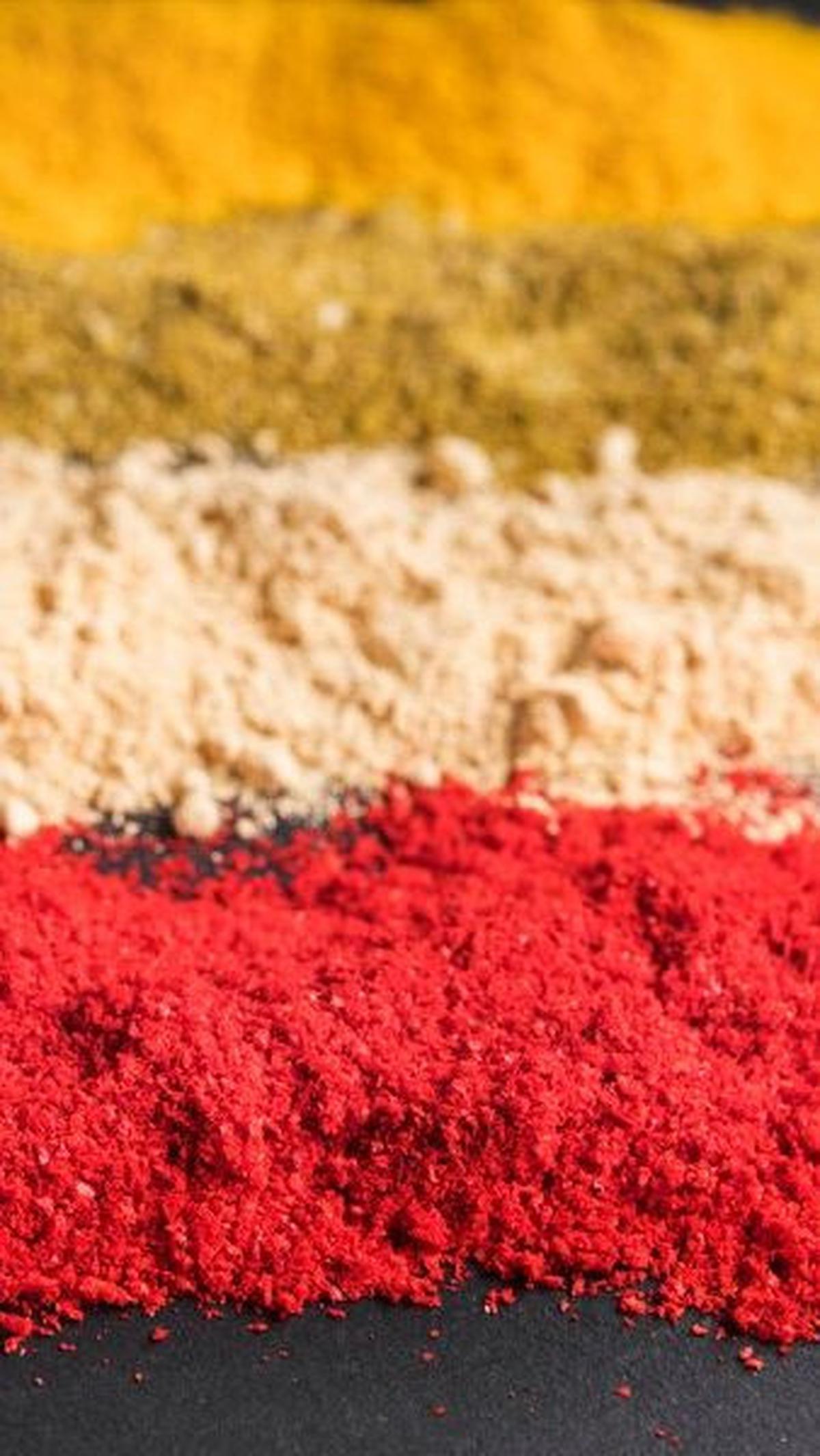 1. Auramin<br>Bubuk kuning cerah yang sering digunakan dalam tekstil, cat, dan kertas. Terkait dengan risiko kanker hati dan tumor kandung kemih.
