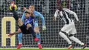 Pemain Inter Milan, Mehdi Taremi berusaha mencetak gol ke gawang Juventus melalui tendangan salto dalam laga lanjutan Liga Italia 2024/2025 di Juventus Stadium, Turin, Italia, Senin (17/02/2025) WIB. (AP Photo/LaPresse/Fabio Ferrari)