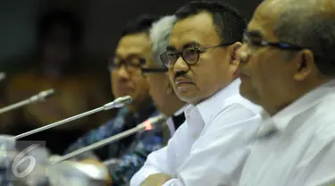 Menteri ESDM, Sudirman Said saat mengikuti Rapat Kerja dengan Komisi VII DPR RI di Kompleks Parlemen, Senayan, Jakarta, Selasa  (12/4). Rapat tersebut membahas Update Perkembangan soal Blok Masela dan Blok Mahakam. (Liputan6.com/Johan Tallo)