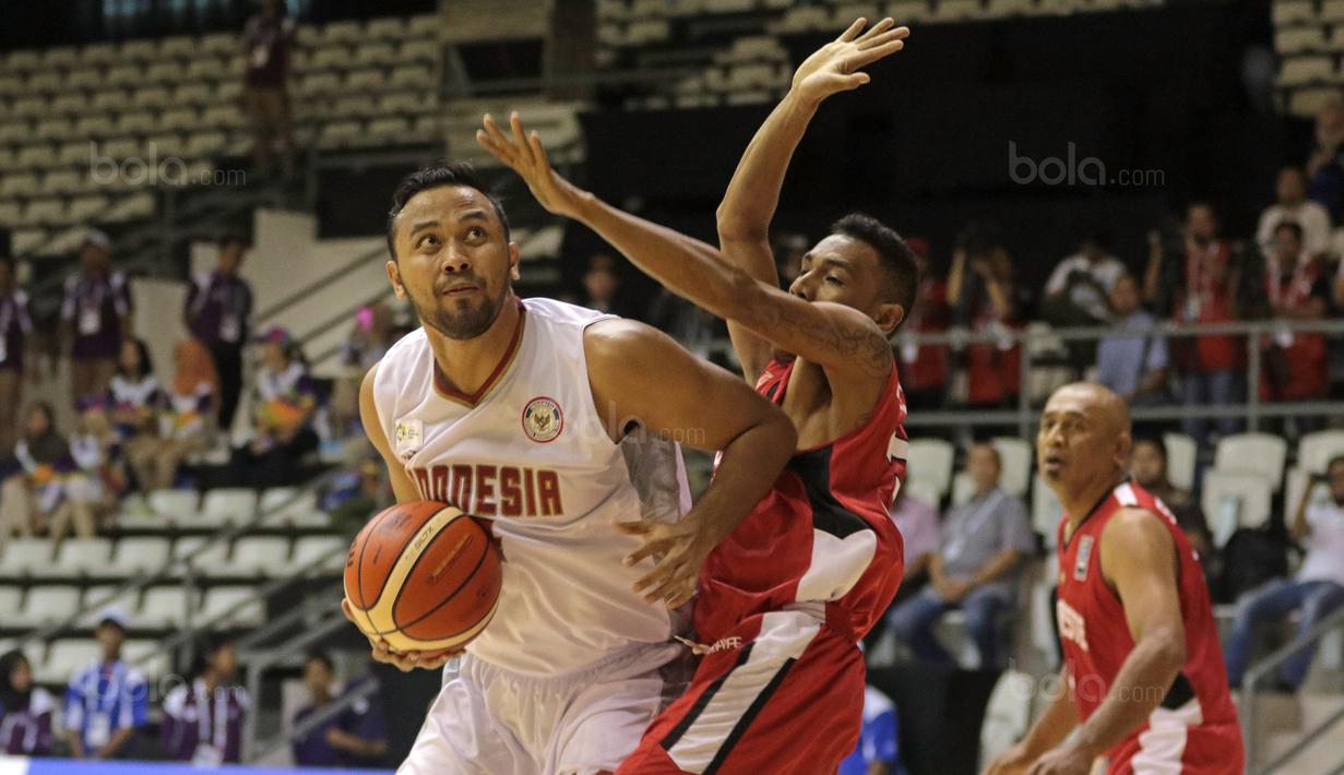 Pemain Timnas Basket Indonesia, Adhi Pratama mencoba melewati adangan pemain Timor Leste pada laga perdana test event Basketball Asian Games 2018 di Hall A Senayan, Jakarta, Rabu (7/2/2018).  Indonesia menang 135-30. (Bola.com/Nicklas Hanoatubun)