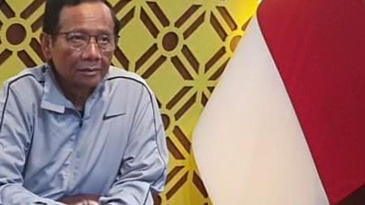 "Saya sebenarnya sudah agak males komentar ini. Satu, kebusukan cara kita berhukum lagi untuk dikomentari sudah membuat mual," kata Mahfud.