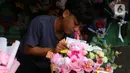 Penjual tengah menata bunga mawar yang dihias dengan boneka,uang dan coklat di Rawa Belong, Jakarta, Senin (14/2/2022). Hari Valentine yang diperingati setiap 14 Februari menjadi berkah bagi para penjual bunga karena banyak pesanan bunga di momen kasih sayang tersebut. (Liputan6.com/Angga Yuniar)