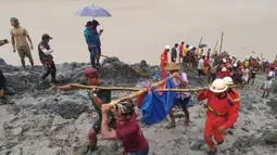 Para penyelamat mengangkut jasad seorang korban usai terjadinya insiden tanah longsor di lokasi penambangan batu giok di Hpakant, Negara Bagian Kachin, Myanmar (2/7/2020). Jumlah korban jiwa dalam bencana tanah longsor tersebut bertambah menjadi 113 orang. (Xinhua/Departemen Pemadam Kebakaran Myanma