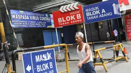 Warga melintas di pasar Blok A Tanah Abang, Jakarta Jumat (27/3/2020). Sebagai upaya pencegahan penularan virus Corona COVID-19, Perumda Pasar Jaya menutup sementara aktivitas perdagangan di Pasar Tanah Abang Blok A, B dan F terhitung 27 Maret hingga 5 April 2020. (Liputan6.com/Helmi Fithriansyah)