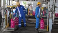 Pekerja melakukan pengisian tabung Bright Gas 5,5 Kg di Depot and Filling Station LPG Pertamina Plumpang, Jakarta, Selasa (3/11). LPG seharga Rp66.000 ini ditargetkan merebut 23% pangsa pasar gas subsidi 3 kg dalam lima tahun. (Liputan6.com/Angga Yuniar)