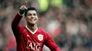 3. Cristiano Ronaldo - Bintang asal Portugal ini menjadi salah satu pemain terbaik yang pernah dimiliki Manchester United. Ronaldo tercatat mencetak 118 gol dari 292 laga dan turut membawa Manchester United menjuarai Premier League dan Liga Champions. (AFP/Paul Ellis)