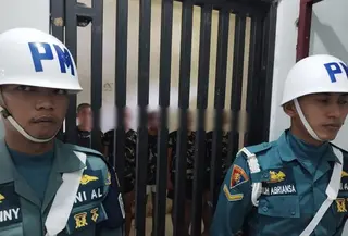 Anggota TNI diamankan terkait insiden dengan warga di Talaud. (Antara)