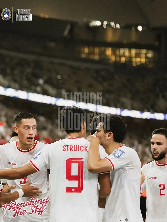 Selebrasi para pemain Timnas Indonesia merayakan gol ke gawang Arab Saudi yang dicetak Ragnar Oratmangoen pada laga matchday pertama putaran ketiga Kualifikasi Piala Dunia 2026 zona Asia Grup C di King Abdullah Sports City Stadium, Jeddah, Arab Saudi, Jumat (6/9/2024) dini hari WIB. (Instagram PSSI)