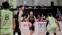 Pemain Bima Perkasa Jogja Martyce saat mengatur serangan tim lawan Pacific Caesar, Minggu (28/1/2024).
