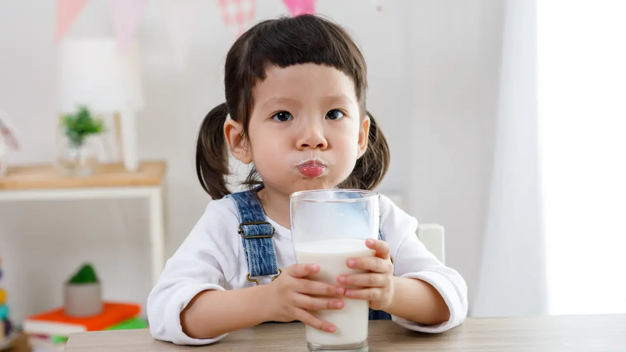 anak minum susu
