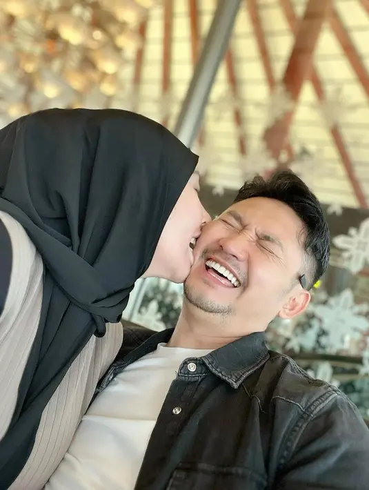 Enam bulan setelah menikah dengan Nurul Kamaria, berikut potret bahagia Angga Wijaya dengan keluarga barunya. Mantan suami Dewi Perssik itu begitu bahagia dan makin mesra. [Instagram/anggawijaya88]