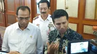Menhub Budi Karya dan Wakil Gubernur Jatim Emil Dardak saat membahas pembangunan MRT Surabaya. (Merdeka.com)