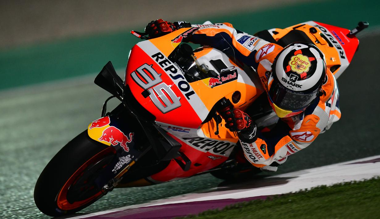 Bersama Ducati sinar Lorenzo seakan hilang. Musim ini Lorenzo berada di payung Repsol Honda dengan performa motor kelas wahid. Dari segi kesiapan Lorenzo dianggap tertinggal usai lakukan dua operasi kambuhan. (AFP/Giuseppe Cacace)